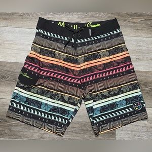 Maui & Sons Black Shark 3 Way Stretch Hawaiian Flowers Board shorts Size 34